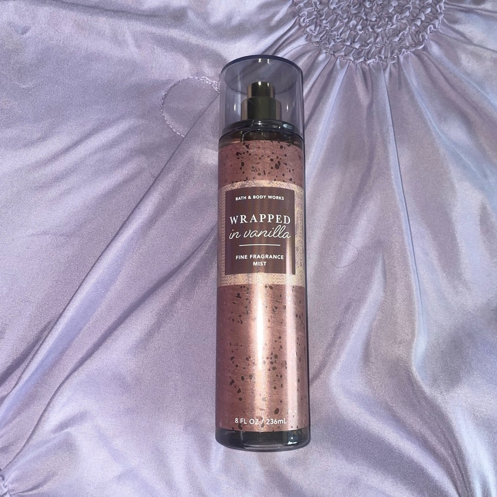 Bath & Body Works Wrapped in Vanilla Mist - Elegant Black and Gold